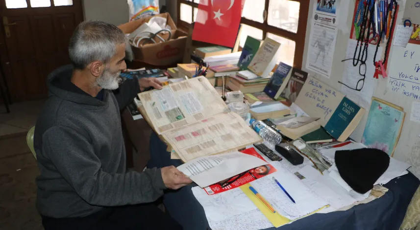 Gazeteden kitaba, her yazıyı okuyor