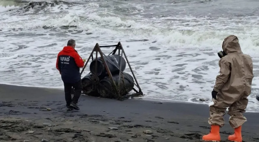 Ordu’nun 3 noktasında sahile vuran 7 varilden birinde kimyasal madde tespit edildi