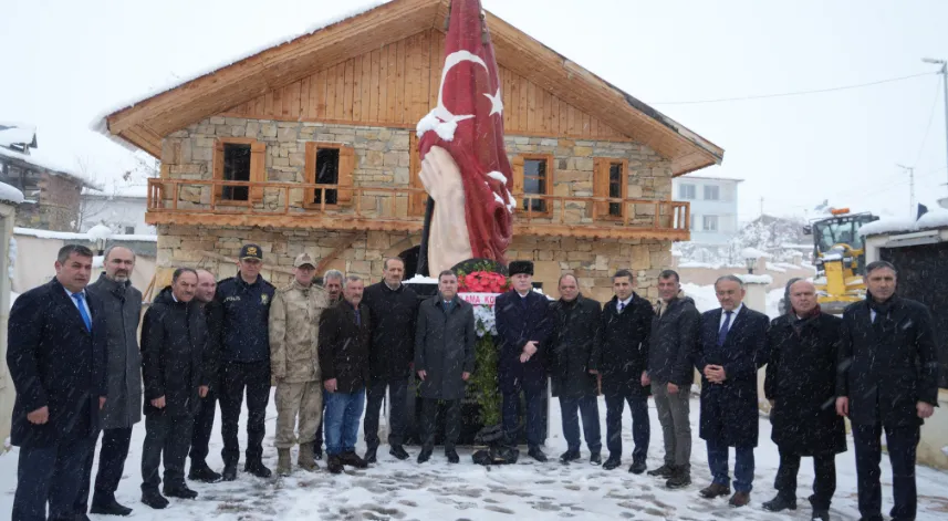 Bayburt'ta milli kahramanlar kar yağışı altında dualarla anıldı
