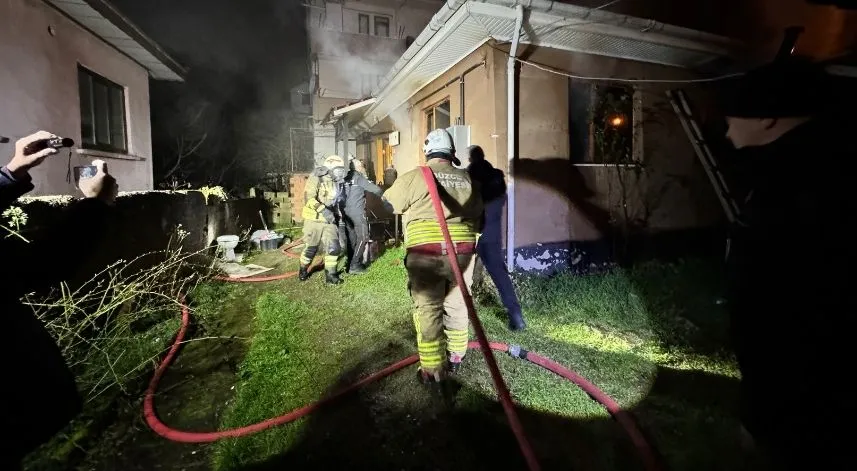 Düzce'de çıkan yangında tek katlı ev kullanılamaz hale geldi