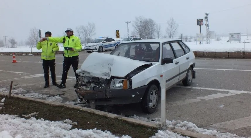 Tokat'ta iki otomobilin çarpıştığı kazada 3 kişi yaralandı