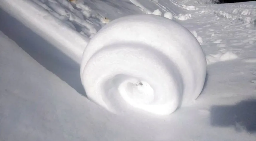 Doğada ender oluşan kar ruloları Amasya'da görüntülendi