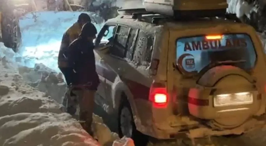 Kardan yolu kapanan köyde mahsur kalan hasta ekiplerce kurtarıldı