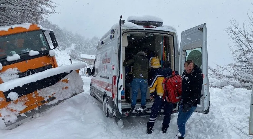 84 yaşındaki kadın yoğun kar altında ambulansa yetiştirildi