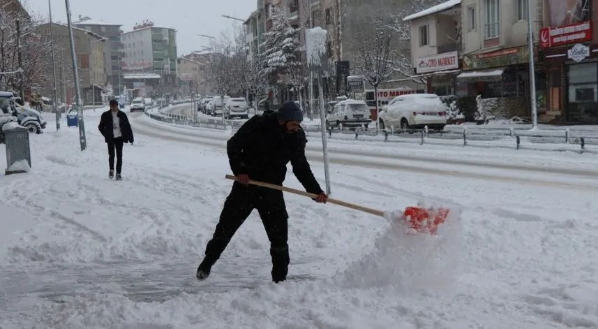 Erzurum'da kar yağışı ilçeleri adeta felç etti
