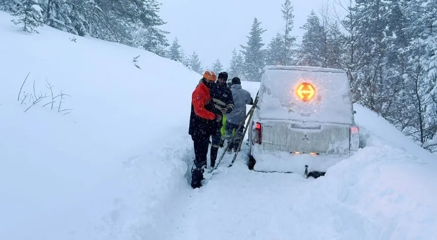 Kar nedeniyle mahsur kalan elektrik arıza ekibini AFAD kurtardı