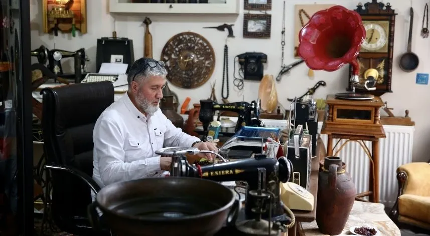 Eski eşyaları toplayan tespih ustasının atölyesi adeta müzeye dönüştü