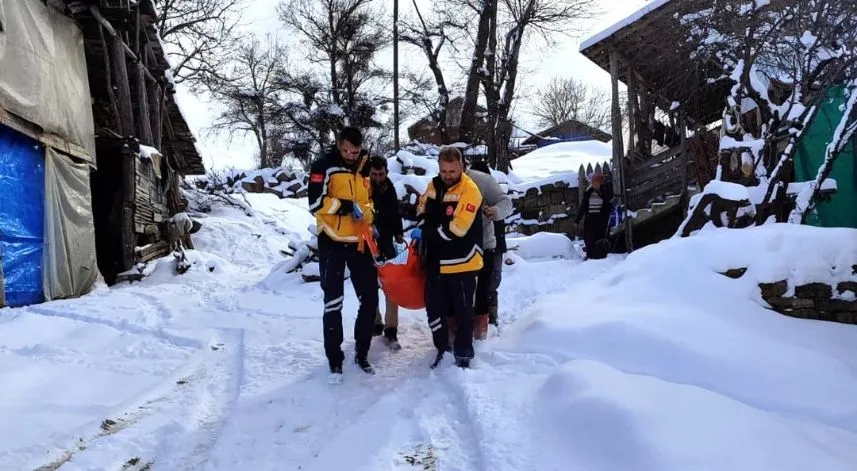 Samsun'da rahatsızlanan 2 kişiyi hastaneye UMKE ulaştırdı