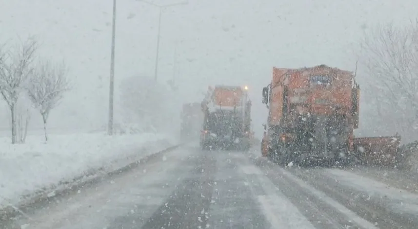Trafik polisleri kara yollarının açık kalması için çalışma yapıyor