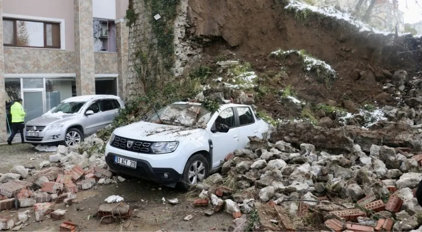 Sürücü çöken istinat duvarının altında kalmaktan saniyelerle kurtuldu