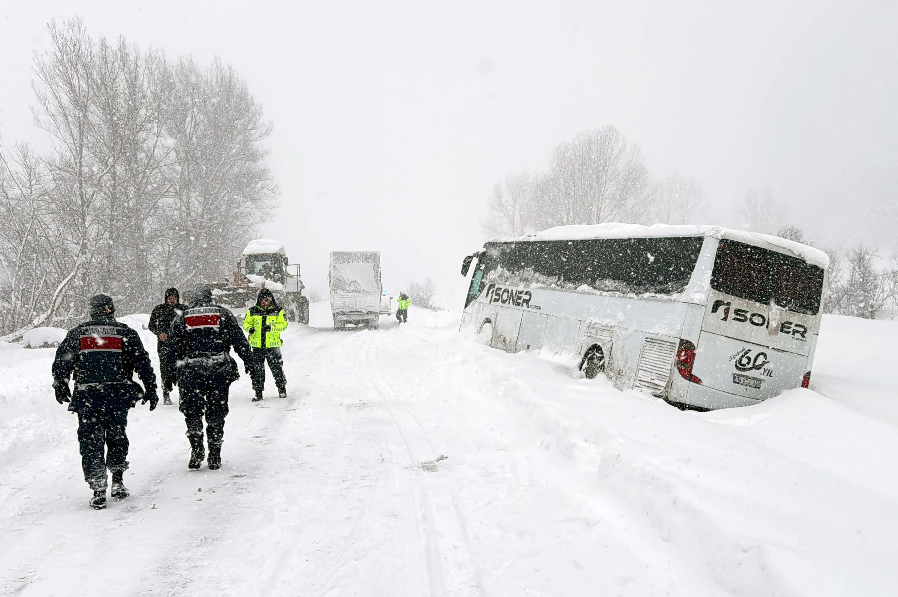 Kar nedeniyle kayan yolcu otobüsü şarampole düştü