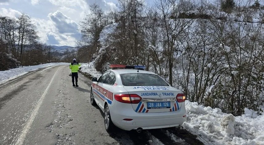 Jandarma hayvanlar için yol kenarlarına mama bıraktı