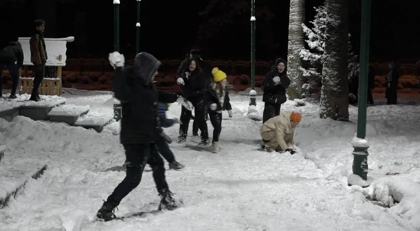 Rize'de sınavına girecek olan gençler kartopu oynayarak heyecanı unuttu