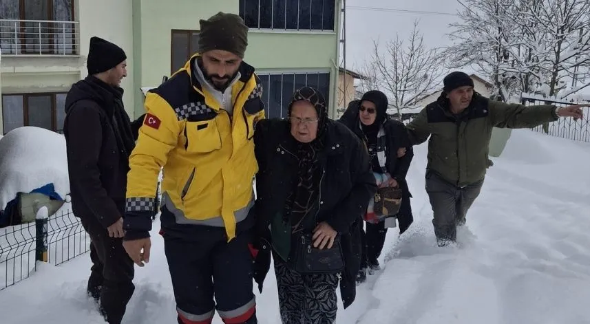 Rahatsızlanan 3 kişiyi hastaneye İl Özel İdaresi ekipleri ulaştırdı