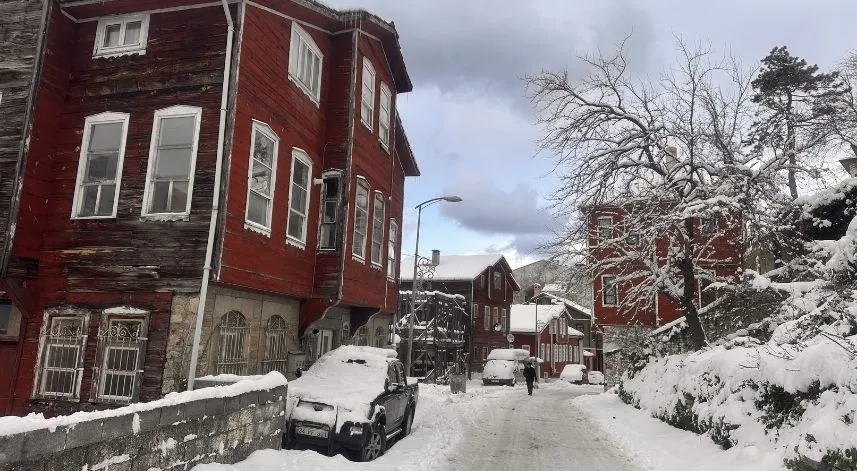Tarihi İnebolu evleri karla kaplandı