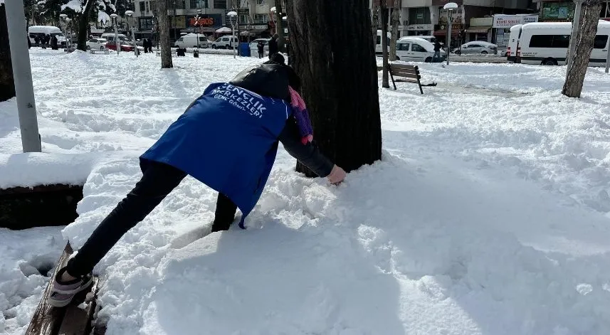 Samsun'da Genç Gönüllülerden kuşlara yem desteği