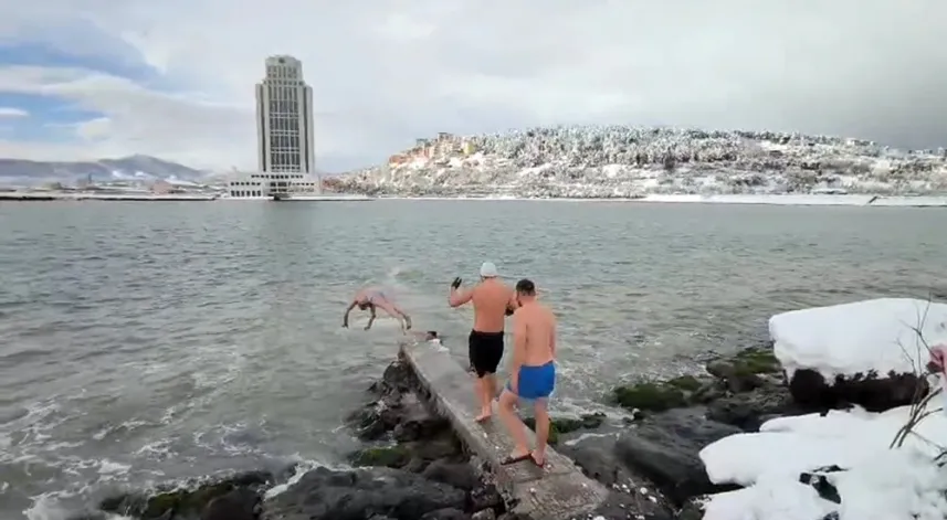 Dondurucu havada denize girdiler