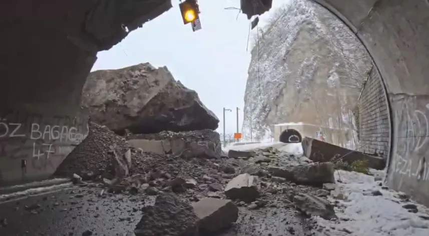 Kemalpaşa-Sarp kara yolunda heyelan