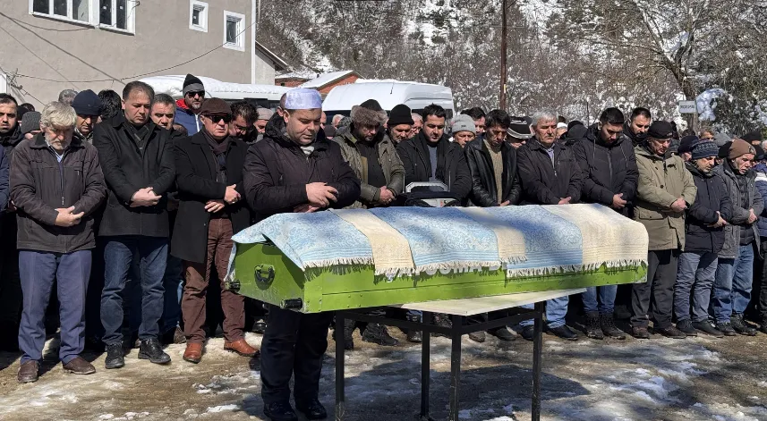 Kar Temizlerken Kalp Krizi Geçirip Ölen Öğretmenin Cenazesi Defnedildi