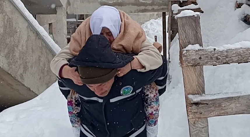 Belediye personeli 95 yaşındaki hastayı sırtında taşıdı