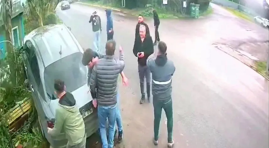 Ehliyetsiz sürücü bankta oturan kadını ezdi