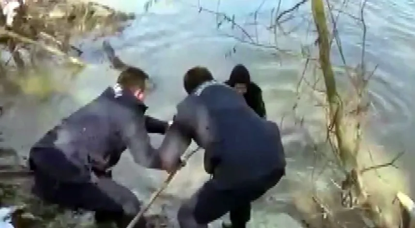 Nehre atlayan kadını jandarma ekibi ağaç dalıyla işte böyle kurtardı