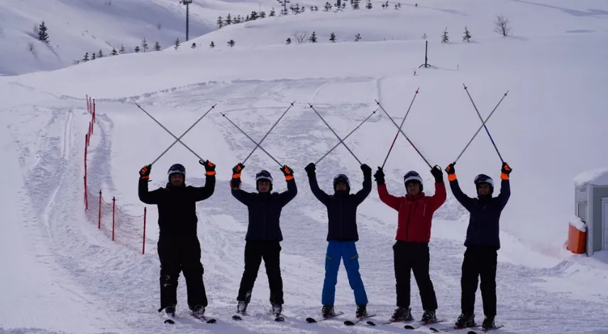 İş makinesi operatöründen kar temizlememesini isteyen gençlere kayak sürprizi