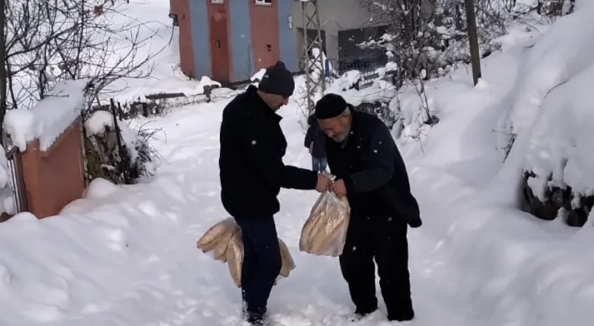 Muhtar'dan köylülere gıda desteği