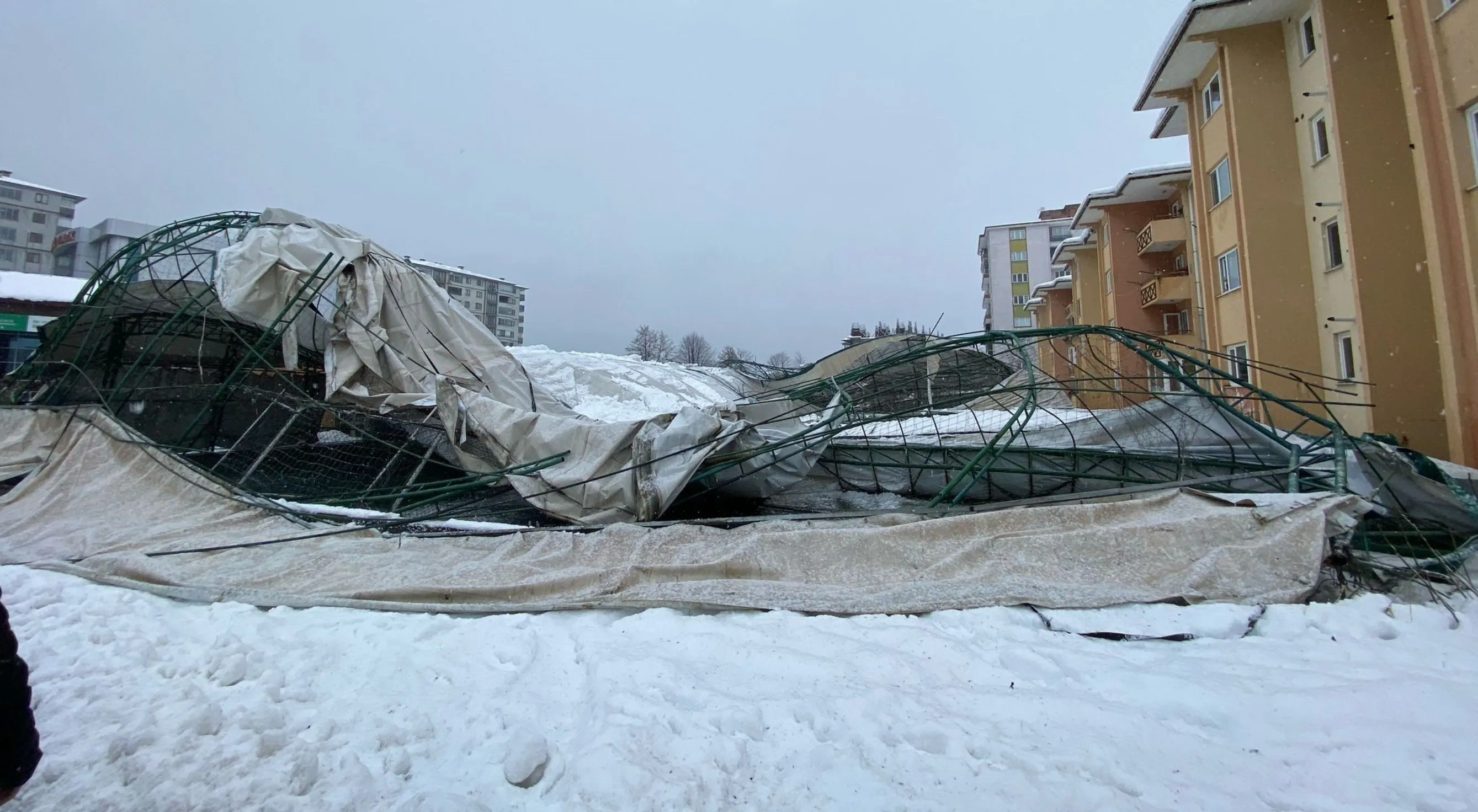 Rize'de kara dayanamayan halı sahanın çatısı çöktü