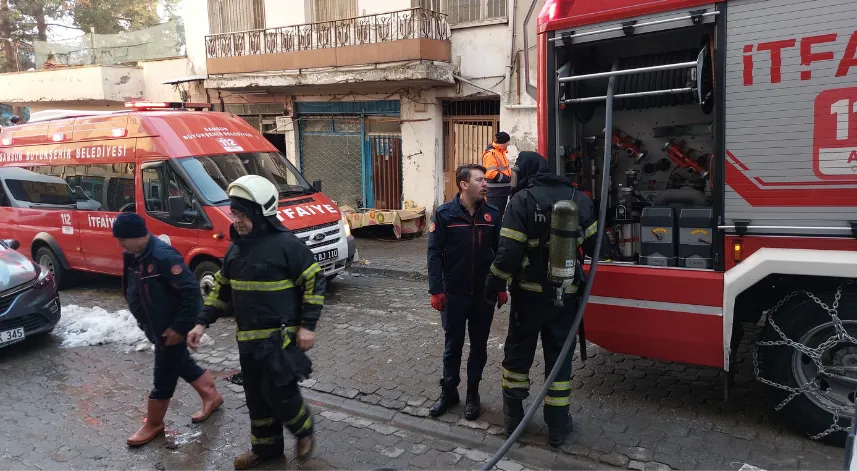 'Taksicilerin parasını gasp ettiğini' iddia eden şahıs evini ateşe verdi