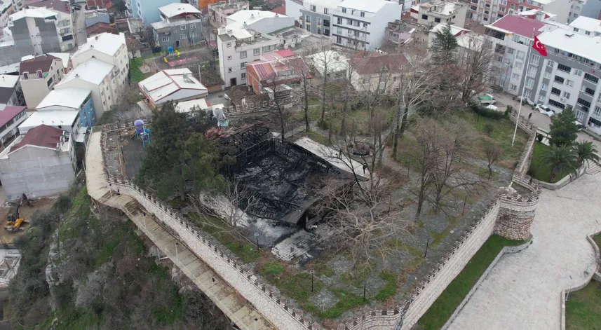 Yangın çıkan tarihi kalenin son görüntüsü yürekleri burktu