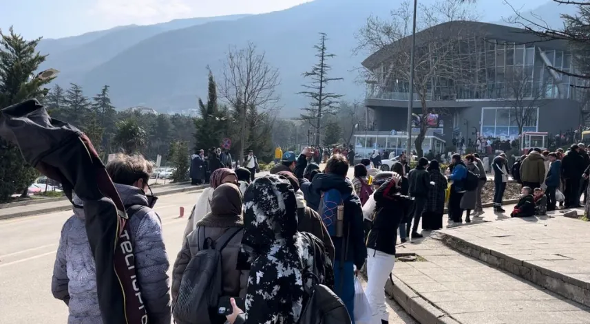Teleferik arıza yapınca metrelerce kuyruk oluştu... Saatlerdir bekliyorlar