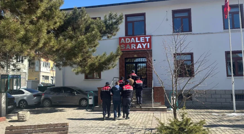 Sosyal medyada reklam vererek dolandırıcılık yapan 5 şüpheli yakalandı