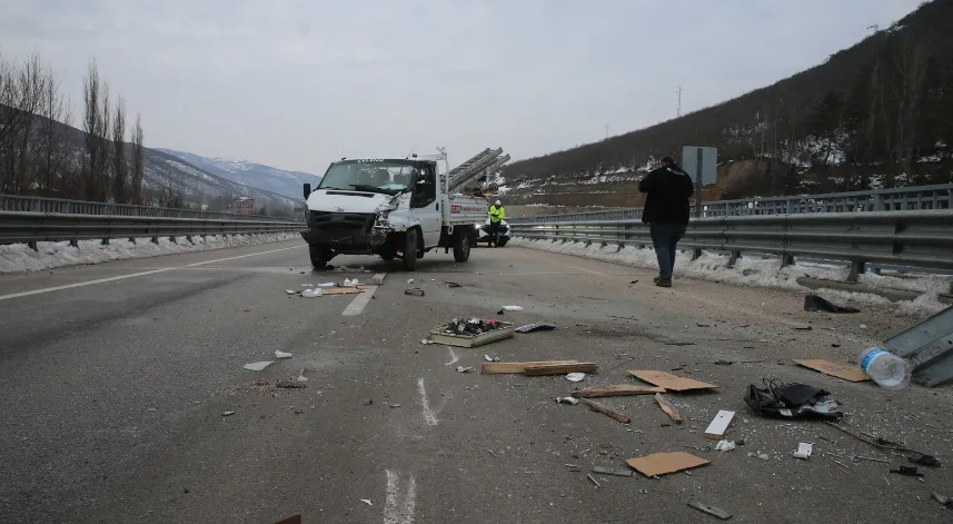 Tokat'ta bariyerlere çarparak karşı şeride geçen pikaptaki 2 kişi yaralandı