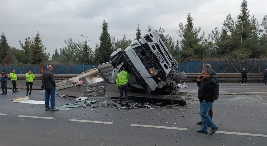 Gölcük'te devrilen tır yolu kapattı: 1 yaralı