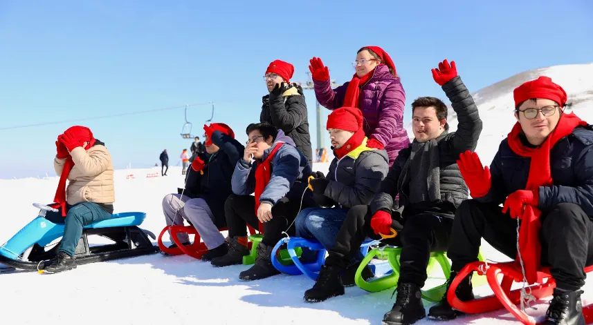 Özel bireylere kar gezisi