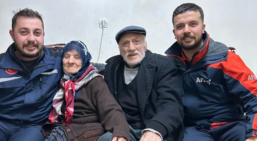 Artvin’de kar nedeniyle çökme tehlikesi olan evde yaşayan yaşlı çift kurtarıldı
