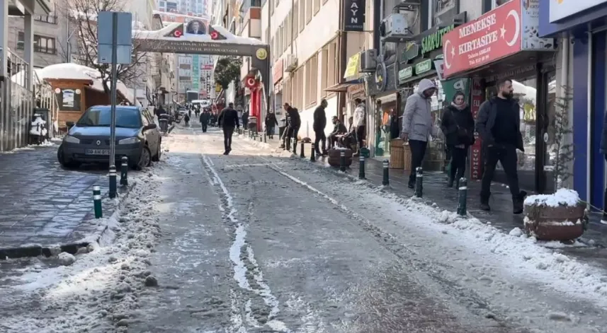 Artvin'de yaşlı adam çatıdan düşen karların altında kalmaktan son anda kurtuldu