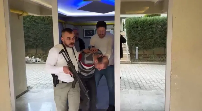 FETÖ'den 12 yıl 6 ay hapis cezasıyla aranıyordu...Firari astsubay sahte kimlikle yakalandı