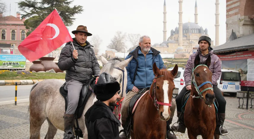 At sırtında İspanya'dan hacca gidiyorlar