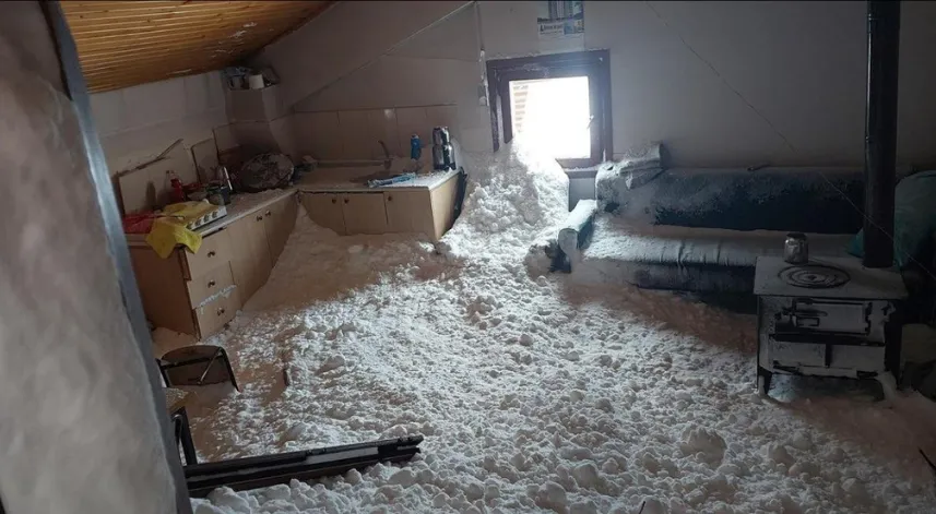 Artvin'de meydana gelen çığda iş makineleri ve bakımevinde hasar oluştu