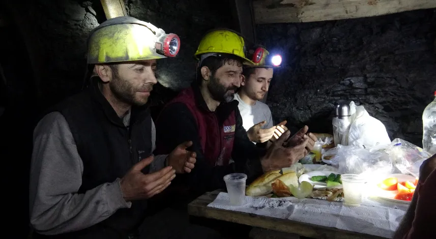 Kömür kentinin maden işçileri yerin metrelerce altında ilk sahurlarını yaptı