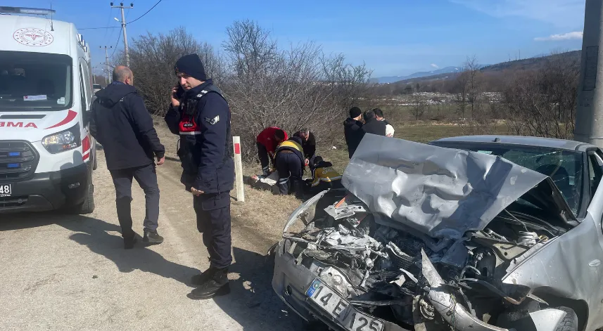 Bolu'da kamyonetle çarpışan otomobildeki baba ve oğlu yaralandı