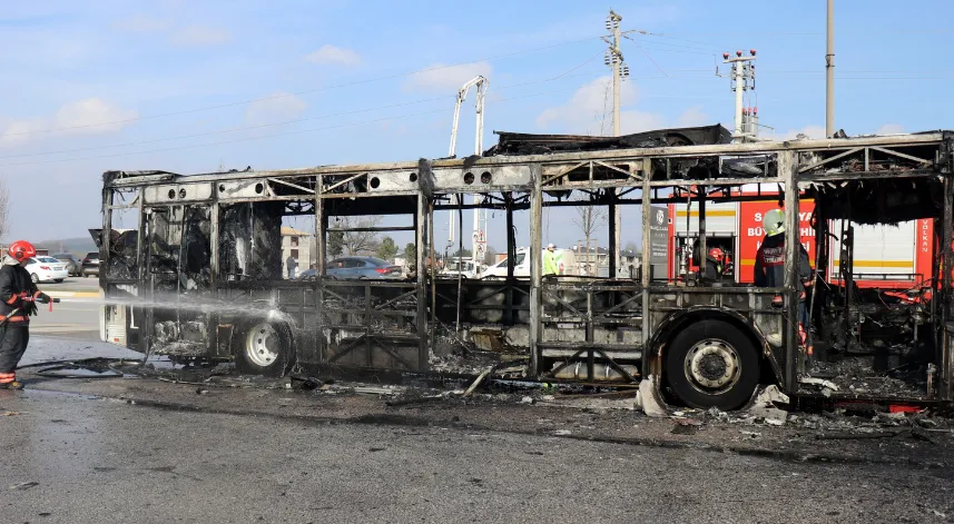 Sakarya'da otobüs alev topuna döndü: Gökyüzünü kara duman kapladı