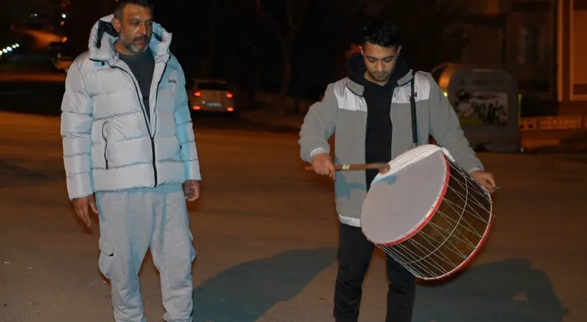 Edirne’de baba ile oğlu vatandaşları sahura davul ve manilerle kaldırıyor