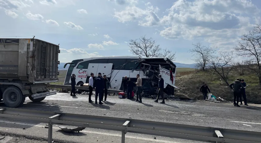  Bozüyük’te tır otobüse çarptı: 11 yaralı
