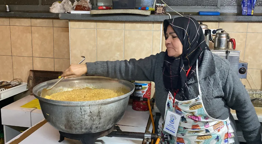 Emekli öğretmen elleri yana yana muhtaçlara gönüllü aşçılık yapıyor