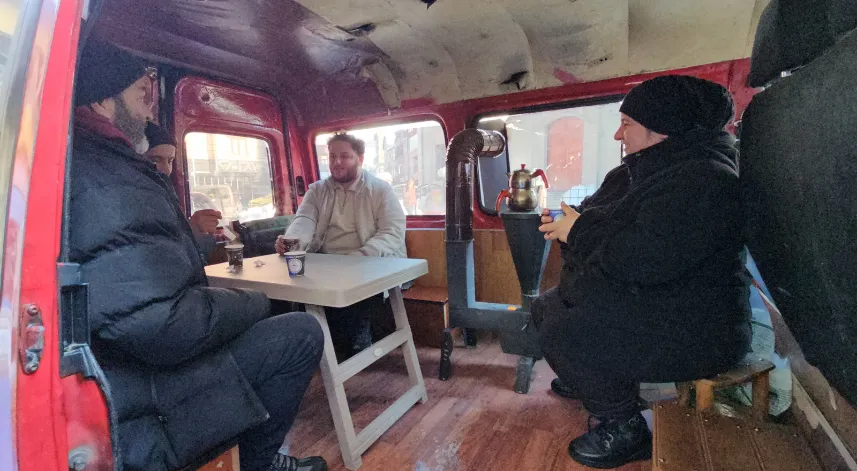 Isınmak için minibüse kurdukları soba ilgi odağı oldu
