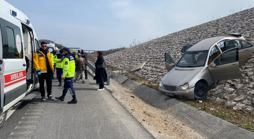 Kuzey Marmara'da kazaya karışan otomobil istinat duvarına çıktı