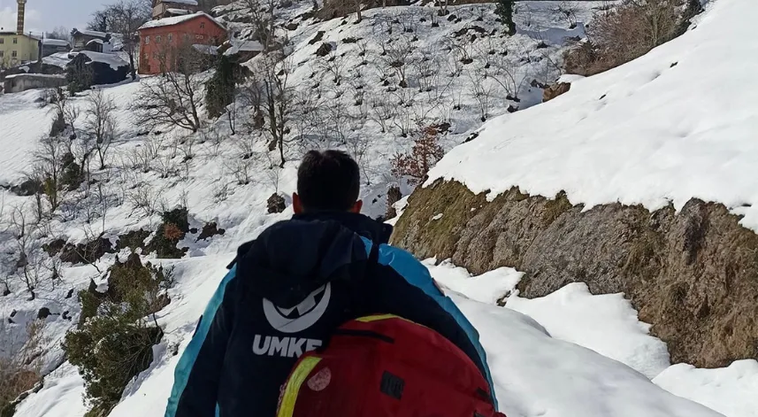 Kar ve heyelan nedeniyle yolu kapalı köydeki hasta hastaneye ulaştırıldı